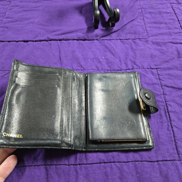 VGC AUTHENTIC CHANEL MINI BLACK CAVIAR LEATHER TIMELESS KISSLOCK WALLET - Picture 7 of 13